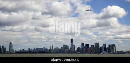 Navette spatiale Enterprise, monté au sommet d'une navette de la NASA 747 avions de transport aérien (SCA), est considérée comme il vole par-dessus les toits de Manhattan le Vendredi, Avril 27, 2012, à New York. Enterprise est la première navette spatiale de la NASA conçu pour effectuer des vols d'essais dans l'atmosphère et a été incapable de vols spatiaux. Initialement hébergé à la Smithsonian's Steven F. Udvar-Hazy Center, Enterprise sera placée sur une barge qui finira par être déplacé par le remorqueur Hudson River à l'Intrepid Sea, Air & Space Museum en juin. UPI/NASA/Bill Ingalls Banque D'Images