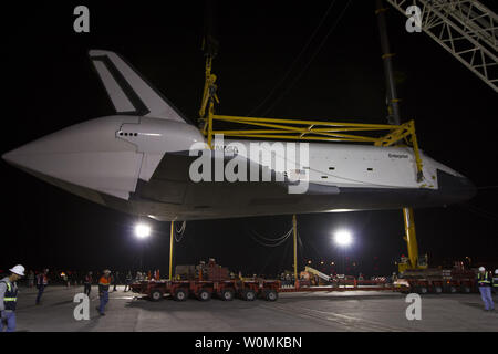 La navette spatiale Enterprise se bloque à partir d'un harnais après être demated 747 de la NASA Shuttle Carrier Aircraft (SCA) à John F. Kennedy (JFK) Aéroport International de Jamica onMay 13, New York, 2012. La navette sera placé sur une barge qui se déplace par le remorqueur Hudson River à l'Intrepid Sea, Air & Space Museum en juin. La navette sera levé par une grue et placés sur le pont de l'Intrépide, où il sera exposé au public dès cet été dans un pavillon temporaire à climat contrôlé. Shiflet Kim/UPI/NASA Banque D'Images