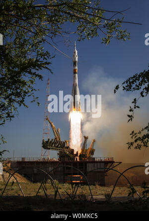 La fusée Soyouz TMA-04M lance depuis le cosmodrome de Baïkonour au Kazakhstan le 15 mai 2012 commandant de Soyouz 31 expédition transport Gennady Padalka, ingénieur de vol de la NASA Joseph Acaba et ingénieur de vol Sergei Revin à la Station spatiale internationale. UPI//Bill Ingalls/NASA Banque D'Images