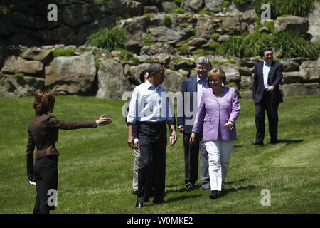 Le président des États-Unis, Barack Obama parle avec la Chancelière allemande Angela Merkel qu'ils arrivent avec d'autres dirigeants du G8 pour une photo de groupe lors de l'édition 2012 du Sommet du G8 à Camp David le 19 mai 2012 dans la région de Camp David (Maryland). Les dirigeants de huit des plus grandes économies du monde se réunir pendant le week-end dans un effort de maintenir la persistance de la crise de la dette européenne hors de contrôle. UPI/Luc Sharrett/Times-Pool la New York Banque D'Images