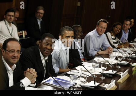 Le président américain, Barack Obama (C) assiste à un déjeuner de travail avec les dirigeants africains et les autres dirigeants du G8 lors de l'édition 2012 du Sommet du G8 à Camp David le 19 mai 2012 dans la région de Camp David (Maryland). Les dirigeants de huit des plus grandes économies du monde se réunir pendant le week-end dans un effort de maintenir la persistance de la crise de la dette européenne hors de contrôle. UPI/Luc Sharrett/Times-Pool la New York Banque D'Images