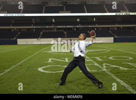 Le président Barack Obama lance un ballon de football sur le terrain à Soldier Field, à la suite de la dîner de travail de l'OTAN à Chicago, Illinois, le 20 mai 2012. Pete Souza/UPI/Photo de la Maison Blanche Banque D'Images