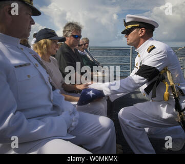 Le capitaine de l'US Navy Steve Shinego, commandant de l'USS mer des Philippines (CG 58), présente le drapeau américain à Carol Armstrong après l'enterrement en mer service pour son mari l'astronaute Neil Armstrong Apollo 11 le 14 septembre 2012, à bord du USS mer des Philippines (CG 58) dans l'océan Atlantique. Armstrong, le premier homme à marcher sur la lune au cours de la mission Apollo 11 de 1969, est mort samedi, août 25. Il a été 82. UPI//Bill Ingalls/NASA Banque D'Images