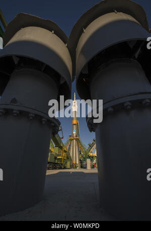 La fusée Soyouz est érigée en position après avoir été déployé dans l'aire de lancement en train, le 21 octobre 2012, au cosmodrome de Baïkonour au Kazakhstan. Lancement de la fusée Soyouz est prévue pour le 23 octobre et va envoyer l'ingénieur de vol de l'expédition 33/34 Kevin Ford de la NASA, commandant de Soyouz Oleg Novitski et ingénieur de vol Evgeny Tarelkin de Roscosmos sur une mission de cinq mois à bord de la Station spatiale internationale. UPI//Bill Ingalls/NASA Banque D'Images
