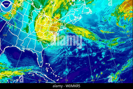 Cette image satellite NOAA montre l'Ouragan Sandy, alors qu'elle voyage au large de la côte est des États-Unis le 29 octobre 2012. Sandy's Centre a environ 310 milles au sud-sud-est de la ville de New York. Des vents de force de tempête tropicale sont d'environ 1 000 kilomètres de diamètre. UPI/NOAA/NASA Banque D'Images