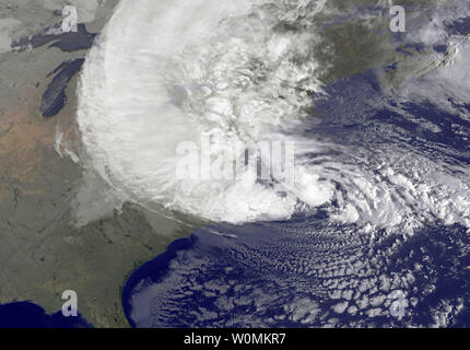 Cette image satellite NOAA montre l'Ouragan Sandy, alors qu'elle voyage au large de la côte est des États-Unis le 29 octobre 2012. Sandy's Centre a environ 310 milles au sud-sud-est de la ville de New York. Des vents de force de tempête tropicale sont d'environ 1 000 kilomètres de diamètre. UPI/NOAA/NASA Banque D'Images