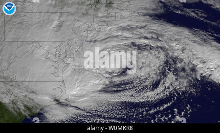 Cette image satellite NOAA montre l'Ouragan Sandy, alors qu'elle voyage au large de la côte est des États-Unis le 29 octobre 2012. Sandy's Centre a environ 310 milles au sud-sud-est de la ville de New York. Des vents de force de tempête tropicale sont d'environ 1 000 kilomètres de diamètre. UPI/NOAA/NASA Banque D'Images