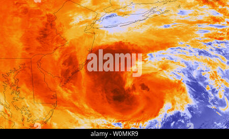 Cette image satellite NOAA montre l'Ouragan Sandy, alors qu'elle voyage au large de la côte est des États-Unis le 29 octobre 2012. Sandy's Centre a environ 310 milles au sud-sud-est de la ville de New York. Des vents de force de tempête tropicale sont d'environ 1 000 kilomètres de diamètre. UPI/NOAA/NASA Banque D'Images