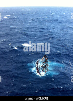 Le HMS Bounty, un voilier de 55 mètres, est montré submergés dans l'océan Atlantique pendant l'Ouragan Sandy à environ 90 milles au sud-est de Hatteras, N.C., lundi 29 octobre, 2012. Des 16 membres d'équipage, la Garde côtière a secouru 14, retrouvé un corps et est à la recherche du capitaine du navire. Tim Kuklewski/UPI/Garde côtière canadienne Banque D'Images