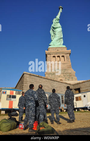 Les marins affectés à la station de transport amphibie USS San Antonio voir la Statue de la liberté avant d'assister à des opérations d'assèchement dans le bâtiment appuyer les efforts de secours de l'Ouragan Sandy sur le 6 novembre 2012 à New York. La Marine américaine a placé spéciales à l'appui de la FEMA et les autorités civiles à la suite de la destruction causée par l'Ouragan Sandy. UPI/Terah L. Mollise/Marine Banque D'Images