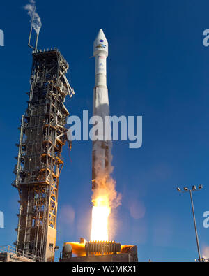 Lancement de l'Alliance (ULA) fusée Atlas-V avec la Mission d'assurer la continuité des données Landsat (LDCM) à bord de l'engin spatial est vu comme il lance le Lundi, Février 11, 2013 à Vandenberg Air Force Base, en Californie. UPI/Patrick H. Corkery/NASA Banque D'Images