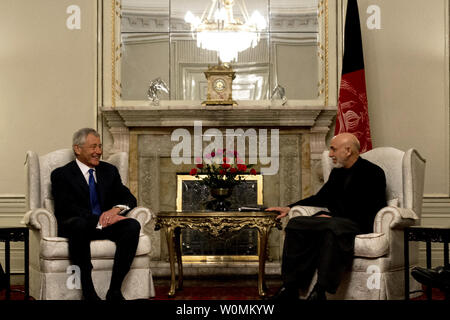 Le secrétaire à la défense, Chuck Hagel, rencontre le président afghan Hamid Karzaï, le 10 mars 2013. Hagel est en route pour l'Afghanistan pour son premier voyage en tant que le 24e Secrétaire à la défense de visiter les troupes américaines, les dirigeants de l'OTAN, et homologues afghans. UPI/Kirk-Cuomo Erin A./DOD Banque D'Images