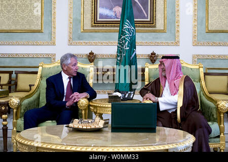 Le secrétaire à la défense Chuck Hagel se réunit avec le prince Fahd bin Abdullah, Ministre adjoint de la Défense, pour une cérémonie du thé de bienvenue, à Riyad, en Arabie Saoudite, le 23 avril 2013. Le Royaume d'Arabie saoudite est Hagel's troisième étape de six jours d'un voyage au Moyen-Orient pour rencontrer des homologues de la défense. UPI/ Kirk-Cuomo Erin/DOD Banque D'Images