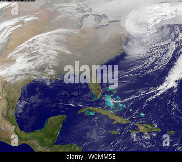 Cette image a été prise à partir de la NOAA GOES-13 chaînes du samedi 9 février, à 19 h 01 HNE. Deux systèmes basse pression ont formé un gigantesque NOR'EASTER centré juste au-dessus de la Nouvelle Angleterre, créant les blizzards du Massachusetts à New York. l'image a été créé par la NASA va du projet à NASA Goddard Space Flight Center, Greenbelt, Md. UPI/ NASA Banque D'Images