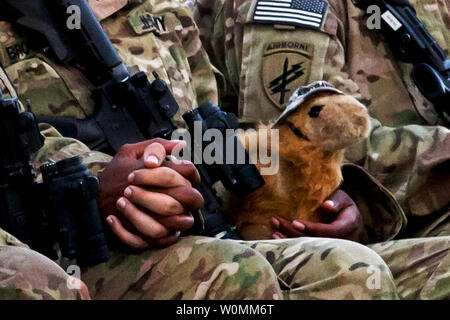 Des soldats américains tenir la main au cours d'une cérémonie commémorative pour la CPS de l'armée américaine. Hilda I. Clayton sur la base d'opération avancée Gamberi, l'Afghanistan, le 8 juillet 2013. Clayton, un caméraman de combat, a été affecté à la Division de cavalerie du 4e Brigade Combat Team. Elle est morte tout en photographiant des soldats afghans 2 juillet comme ils ont effectué un exercice d'entraînement à laquelle un système d'arme, pas de mortier provoquant une explosion. Quatre soldats afghans ont également trouvé la mort de l'incident. .UPI/ Richard W. Jones Jr./DoD Banque D'Images