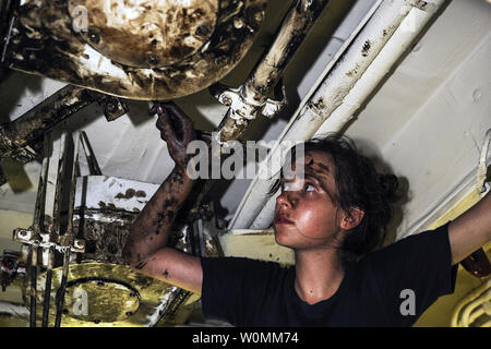 La Marine américaine, le Maître de 3e classe Amanda Coak installe une poulie rotative pour couvrir 2 catapulte à bord des porte-avions USS Nimitz pendant qu'ils sont en cours dans la région du Golfe, le 5 juillet 2013. Le Groupe grève Nimitz est déployé sur le 5e Flotte des États-Unis zone de responsabilité pour mener des opérations de sécurité maritime, les efforts de coopération en matière de sécurité dans le théâtre et missions d'appui pour l'opération Enduring Freedom. .UPI/ C. Bartlett /DOD Banque D'Images