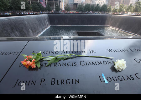 Les noms de fleurs placé au-dessus de la tour sud au monument au mémorial du 11 septembre à l'occasion des cérémonies marquant le 12e anniversaire des attaques du 11 septembre sur le World Trade Center à New York, le 11 septembre 2013. UPI/Chris Pedota / Piscine Banque D'Images
