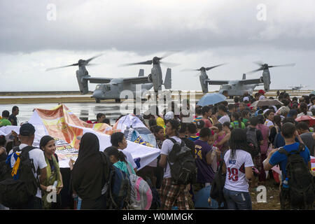 Les fournitures sont chargés sur U.S. Marine Corps MV-22 Osprey avion que l'armée américaine d'aider dans les efforts de secours à la suite du typhon Haiyan, à Tacloban, province de Leyte, aux Philippines, le 14 novembre 2013. Le personnel militaire américain sont d'aider les Forces armées philippines en fournissant une aide humanitaire et des secours aux zones touchées partout aux Philippines à la suite du typhon meurtrier qui a fait 2 357 morts. UPI/Ricardo R. Guzman/US Navy Banque D'Images