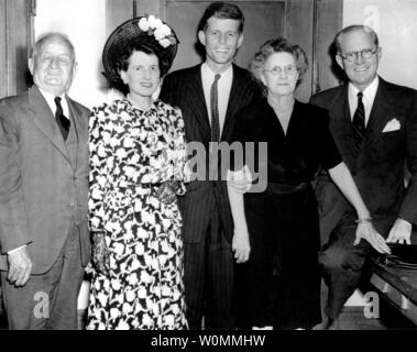 John F. Kennedy est vu ici dans ce novembre 1946 photo d'avec ses parents, Joe (1er à partir de la droite) et Rose (3e à partir de la droite) et ses grands-parents maternels suite à sa première victoire du congrès. Ce vendredi marquera le 50e anniversaire de l'assassinat du Président Kennedy le 22 novembre 1963. UPI/fichiers Banque D'Images