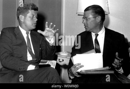 Le président John F. Kennedy et Secrétaire de la Défense Robert McNamara sont vus dans cette réunion le 4 janvier 1961 photo d'au Carlyle Hotel de New York. Ce vendredi marquera le 50e anniversaire de l'assassinat du Président Kennedy le 22 novembre 1963. UPI/fichiers Banque D'Images