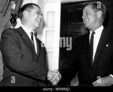 Le président John F. Kennedy et Robert S. McNamara, Président de la Ford Motor Company sont vus ici posant pour les photographes, le 13 décembre 1960 à Washington DC. Kennedy est nommée McNamara pour être son secrétaire à la défense. Ce vendredi marquera le 50e anniversaire de l'assassinat du Président Kennedy le 22 novembre 1963. UPI/fichiers Banque D'Images