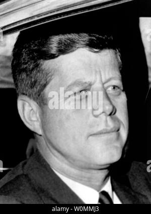 Le président John F. Kennedy est vu ici dans ce 9 août 1963 photo d'archives qu'il quitte l'hôpital à l'Otis Air Force Base dans le Massachusetts après un vol il y a d'être avec sa femme. Leur fils, Patrick est décédé plus tôt ce jour-là que deux jours après sa naissance. Ce vendredi marquera le 50e anniversaire de l'assassinat du Président Kennedy le 22 novembre 1963. UPI/fichiers Banque D'Images