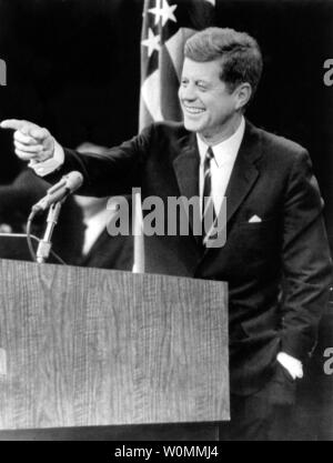 Le président John F. Kennedy est vu ici en ce 10 Février, 1961 photo d'accepter des questions lors d'une conférence de presse. Ce vendredi marquera le 50e anniversaire de l'assassinat du Président Kennedy le 22 novembre 1963. UPI/fichiers Banque D'Images