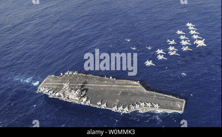 .Us De la marine et du Corps des aéronefs affectés à Carrier Air Wing (CVW) 11 le porte-avions USS Nimitz (CVN 68) au cours d'une démonstration de la puissance aérienne dans l'océan Pacifique le 7 décembre 2013. Le Nimitz était en cours aux États-Unis Flotte 3e domaine de responsabilité des opérations de sécurité maritime et les efforts de coopération en matière de sécurité dans le théâtre. UPI/Aiyana S. Paschal/US Navy Banque D'Images