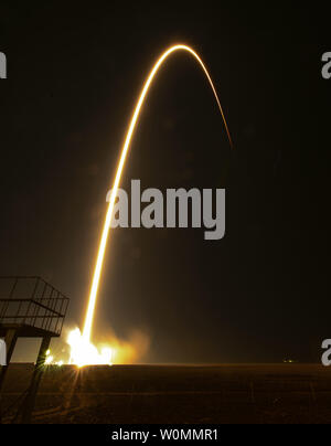 Ce long expsoure photographie montre la trajectoire de vol de la fusée Soyouz TMA-12M en tant qu'il lance à partir du cosmodrome de Baïkonour au Kazakhstan le 26 mars 2014. La fusée est porteur d'Expedition 39 commandant de Soyouz Alexander Skvortsov de l'Agence spatiale russe, Roskosmos, mécanicien de Steven Swanson de la NASA, et l'ingénieur de vol Oleg Artemyev de Roscosmos à la Station spatiale internationale. UPI/Bill Ingalls/NASA Banque D'Images