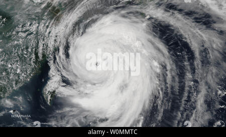 Cette image satellite NOAA capturée le 8 juillet 2014, il Neogurias show Typhon se déplace au nord-est de la côte du Japon. Neoguri devrait toucher terre à Kyushu, au Japon comme un typhon ou minimal possible forte tempête tropicale, apportant avec elle de tempête, des inondations et des glissements de terrain. UPI/NOAA Banque D'Images