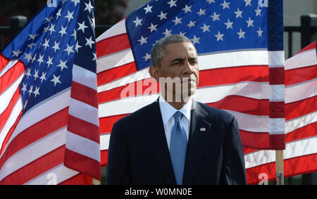 Drapeaux vague comme le président Barack Obama assiste à la commémoration du souvenir du 13e anniversaire de l'attentats au Pentagone Memorial au Pentagone à Arlington, en Virginie, près de Washington, DC Le 11 septembre 2014. Près de 3 000 personnes à New York, Washington et Shanksville, en Pennsylvanie. Il y a des bancs dans le pentagone 184 représentant le mémorial de 184 personnes qui sont mortes au Pentagone le 11 septembre 2001. UPI/Pat Benic Banque D'Images