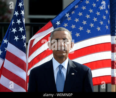 Drapeaux vague comme le président Barack Obama assiste à la commémoration du souvenir du 13e anniversaire de l'attentats au Pentagone Memorial au Pentagone à Arlington, en Virginie, près de Washington, DC Le 11 septembre 2014. Près de 3 000 personnes à New York, Washington et Shanksville, en Pennsylvanie. Il y a des bancs dans le pentagone 184 représentant le mémorial de 184 personnes qui sont mortes au Pentagone le 11 septembre 2001. UPI/Pat Benic Banque D'Images