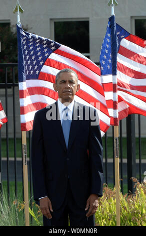 Drapeaux vague comme le président Barack Obama assiste à la commémoration du souvenir du 13e anniversaire de l'attentats au Pentagone Memorial au Pentagone à Arlington, en Virginie, près de Washington, DC Le 11 septembre 2014. Près de 3 000 personnes à New York, Washington et Shanksville, en Pennsylvanie. Il y a des bancs dans le pentagone 184 représentant le mémorial de 184 personnes qui sont mortes au Pentagone le 11 septembre 2001. UPI/Pat Benic Banque D'Images