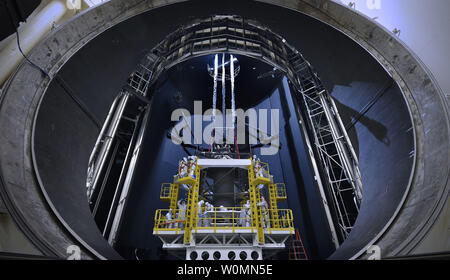 Ce 9 septembre 2014 photo de la NASA La NASA montre géant chambre à vide thermique, appelé une chambre, au Johnson Space Center à Houston comme elle est préparée à l'aide d'un système qui sera utilisé pour maintenir le télescope spatial James Webb pendant les tests. Le Télescope Spatial James Webb est le successeur de scientifiques du Télescope spatial Hubble de la NASA. Il sera le plus puissant télescope spatial jamais construit. Webb est un projet international mené par la NASA, en collaboration avec ses partenaires, l'Agence spatiale européenne et l'Agence spatiale canadienne. UPI/Chris Gunn/NASA Banque D'Images