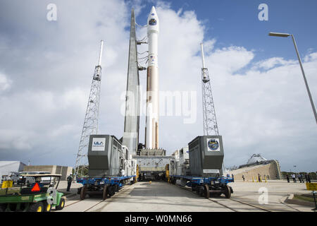 Un jour avant la date prévue de lancement, l'Alliance Lancement fusée Atlas V avec la NASA's Magnetospheric Multiscale (MMS) à bord d'engins spatiaux de rouleaux sur la base aérienne de Cap Canaveral Space Launch Complex 41 Installation de l'intégration verticale de l'aire de lancement, le mercredi 11 mars, 2015 à Cape Canaveral, en Floride. Lancement de la fusée Atlas V est prévue pour le 12 mars et portera les quatre satellites en orbite MMS identiques pour fournir la première vue tridimensionnelle de la reconnexion magnétique. Photo de la NASA par Aubrey Gemignani/UPI Banque D'Images