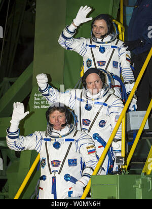 Expedition 43 c'est le cosmonaute russe Mikhail Kornienko de l'Agence spatiale fédérale russe (Roskosmos), haut, l'astronaute de la NASA Scott Kelly, centre, et du cosmonaute Gennady Padalka de Roscosmos vague comme ils l'adieu du Soyouz TMA-16M en avant de leur lancer à la Station spatiale internationale, Vendredi, Mars 27, 2015 dans Baikonor, au Kazakhstan. Comme l'équipage d'un an, Kelly et Kornienko reviendra sur Terre à bord de Soyouz TMA-18M en mars 2016. Photo de la NASA/Bill Ingalls UPI Banque D'Images