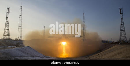 La fusée Soyouz TMA-19M est lancé avec Expedition 46 commandant de Soyouz Youri Malenchenko de l'Agence spatiale fédérale russe (Roskosmos), ingénieur de vol de la NASA, Tim Kopra et ingénieur de vol Tim Peake de l'ESA (Agence Spatiale Européenne), le mardi, 15 Décembre, 2015 au cosmodrome de Baïkonour au Kazakhstan. Malenchenko, Kopra, Peake et passera les six-mois qui vivent et travaillent à bord de la Station spatiale internationale. Photo de la NASA par Joel Kowsky/UPI Banque D'Images