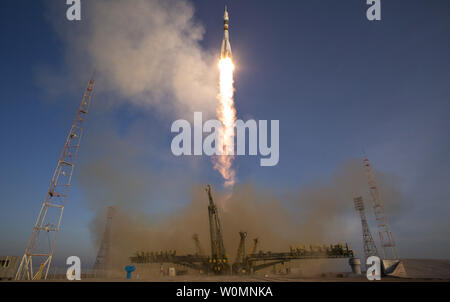 La fusée Soyouz TMA-19M est lancé avec Expedition 46 commandant de Soyouz Youri Malenchenko de l'Agence spatiale fédérale russe (Roskosmos), ingénieur de vol de la NASA, Tim Kopra et ingénieur de vol Tim Peake de l'ESA (Agence Spatiale Européenne), le mardi, 15 Décembre, 2015 au cosmodrome de Baïkonour au Kazakhstan. Malenchenko, Kopra, Peake et passera les six-mois qui vivent et travaillent à bord de la Station spatiale internationale. Photo de la NASA par Joel Kowsky/UPI Banque D'Images