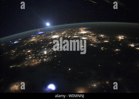 L'affichage à partir d'un point plus au nord-ouest du Mexique, les astronautes à bord de la Station spatiale internationale l'air nord-est et tourné cette rare photo d'une image-objet rouge au-dessus de la lumière blanche d'un orage (image en haut à gauche) le 10 août 2015. L'image-objet a été 2 200 kilomètres (1 400 miles), élevé au-dessus de Washington ou New York ; les lumières de Dallas (Texas) apparaissent dans l'avant-plan. Les sprites sont des décharges électriques, mais ils ne sont pas la foudre dans le sens habituel. Au lieu de cela, ils sont un phénomène de plasma froid sans les températures extrêmement chaudes de la foudre que nous voyons sous thunderstor Banque D'Images