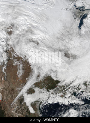 Les satellites de la NASA et de la NOAA sont suivi d'une grande tempête hivernale qui devrait entraîner de fortes chutes de neige pour la région du centre du littoral atlantique des États-Unis les 22 et 23 janvier dans cette image publié le 21 janvier 2016. La zone de basse pression de l'océan Pacifique a déménagé dans l'ouest des États-Unis et d'un suivi de la région des quatre coins dans le Texas, où la NASA-NOAA satellite NPP Suomi a observé les nuages associés à la tempête. Le radiomètre imageur infrarouge visible Suite (VIIRS) instrument à bord Suomi NPP chaînes capturé cette image le 20 janvier 2016 quand la tempête a été sur le centre des États-Unis dans l'i Banque D'Images