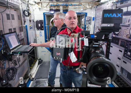 L'astronaute de la NASA Scott Kelly (premier plan), ingénieur de vol de l'expédition 43/44 et 45/46, commandant de l'expédition participe à une session de formation de cinéma IMAX dans la Station spatiale internationale mock-up/formateur dans le véhicule de l'espace installation maquette au Centre spatial Johnson de la NASA le 5 août 2014. ..Une partie de la NASA NASA en matière de programme de recherche, la Mission d'un an sur la Station spatiale internationale est un effort conjoint de l'agence spatiale américaine, l'Agence spatiale fédérale russe (Roskosmos) et leurs partenaires internationaux. La mission s'inscrit dans le cadre d'un projet de recherche scientifique l'étude des te Banque D'Images