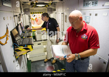 L'astronaute de la NASA Scott Kelly (premier plan), ingénieur de vol de l'expédition 43/44 et 45/46 ; commandant de l'expédition et du cosmonaute russe Mikhail Kornienko, Expédition 43-46 ingénieur de vol, participer à un scénario d'urgence formation dans une station spatiale internationale mock-up/formateur dans le véhicule de l'espace installation maquette au Centre spatial Johnson de la NASA le 3 juillet 2014. ..Une partie de la NASA en matière de programme de recherche, la Mission d'un an sur la Station spatiale internationale est un effort conjoint de l'agence spatiale américaine, l'Agence spatiale fédérale russe (Roskosmos) et leurs partenaires internationaux. L Banque D'Images