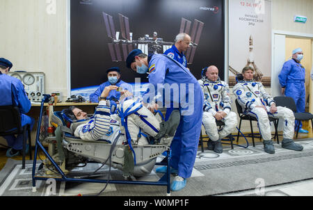 Expedition 43 c'est le cosmonaute russe Mikhail Kornienko de l'Agence spatiale fédérale russe (Roskosmos), à gauche, l'astronaute de la NASA Scott Kelly, centre, et du cosmonaute Gennady Padalka ont toutes leurs combinaisons sokol russe vérifié la pression pour leur lancement à bord du vaisseau Soyouz TMA-16M à la Station spatiale internationale, le 27 mars 2015 dans Baikonor, au Kazakhstan. ..Une partie de la NASA en matière de programme de recherche, la Mission d'un an sur la Station spatiale internationale est un effort conjoint de l'agence spatiale américaine, l'Agence spatiale fédérale russe (Roskosmos) et leurs partenaires internationaux. La mission Banque D'Images