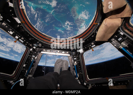 Bateau à fond de verre sur les Bahamas. L'astronaute de la NASA Scott Kelly prend cette photo de la baie vitrée de la Station spatiale internationale en passant sur les eaux bleues de l'Bahamas le 26 décembre 2015. ..Une partie de la NASA en matière de programme de recherche, la Mission d'un an sur la Station spatiale internationale est un effort conjoint de l'agence spatiale américaine, l'Agence spatiale fédérale russe (Roskosmos) et leurs partenaires internationaux. La mission s'inscrit dans le cadre d'un projet de recherche scientifique l'étude des vols habités à long terme et ses effets sur le corps humain...L'astronaute de la NASA Scott Kelly et Russ Banque D'Images