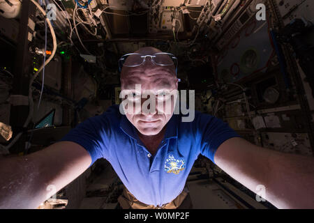 L'astronaute de la NASA Scott Kelly selfies prend un à bord de la Station spatiale internationale le 14 juin 2015, tout en effectuant les préparatifs d'une autre expérience scientifique. ..Une partie de la NASA en matière de programme de recherche, la Mission d'un an sur la Station spatiale internationale est un effort conjoint de l'agence spatiale américaine, l'Agence spatiale fédérale russe (Roskosmos) et leurs partenaires internationaux. La mission s'inscrit dans le cadre d'un projet de recherche scientifique l'étude des vols habités à long terme et ses effets sur le corps humain...L'astronaute de la NASA Scott Kelly et le cosmonaute russe Mikhail Kornienko le spacef Banque D'Images