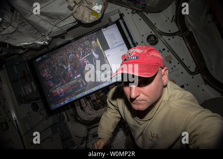 L'astronaute de la NASA Scott Kelly prend une pause à bord de la Station spatiale internationale à la racine pour son équipe de football américain NFL. Il a gazouillé sur cette image le 9 janvier 2015 avec la légende : "surveille @HoustonTexans # TexansGameday sur grand écran dans l'espace sur l'espace @ station. N° GoTexans ! YearInSpace.' ..Une partie de la NASA en matière de programme de recherche, la Mission d'un an sur la Station spatiale internationale est un effort conjoint de l'agence spatiale américaine, l'Agence spatiale fédérale russe (Roskosmos) et leurs partenaires internationaux. La mission s'inscrit dans le cadre d'un projet de recherche scientifique à long terme de l'étude s Banque D'Images