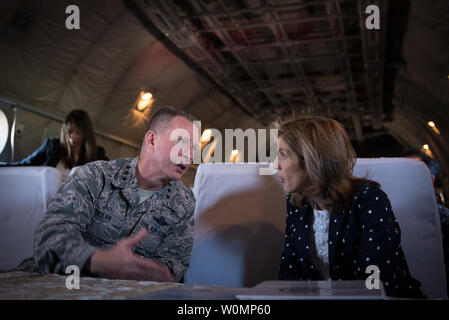 Le lieutenant-général John Dolan, les Forces armées des États-Unis, du Japon et de la 5e Air Force, commandant parle à Caroline Kennedy, l'ambassadeur américain au Japon, tout en volant sur un Air Force d'autodéfense japonaise C-1 en direction de la ville de Kumamoto, Japon, le 29 avril 2016. Dolan et Kennedy visité Préfecture Kumamoto de découvrir de près les la dévastation causée par les récents tremblements de terre qui a frappé la région et de démontrer leur appui à la société américano-japonaise. Photo prise par le s.. Michael Smith/U.S. Air Force/UPI Banque D'Images