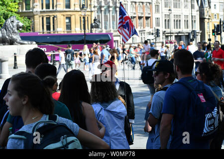 Londres. 27 juin 2019. Visite guidée de Londres Tours‎ à Trafalgar Square, le 27 juin 2019, Londres, Royaume-Uni : Crédit photo Capital/Alamy Live News Banque D'Images