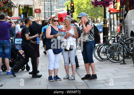 Londres. 27 juin 2019. Les touristes en regardant une carte à Trafalgar Square, le 27 juin 2019, Londres, Royaume-Uni : Crédit photo Capital/Alamy Live News Banque D'Images