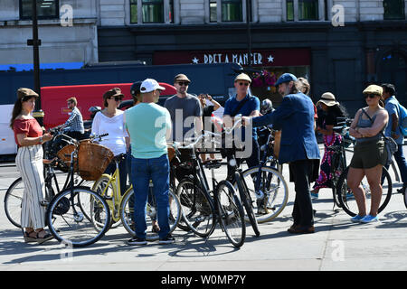 Londres. 27 juin 2019. Visite guidée de Londres Tours‎ à Trafalgar Square, le 27 juin 2019, Londres, Royaume-Uni : Crédit photo Capital/Alamy Live News Banque D'Images